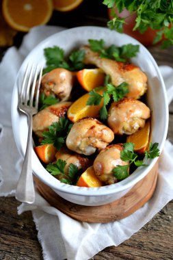 Eski bir ahşap zemin üzerinde turuncu bagetle pişmiş. Rustik tarzı.