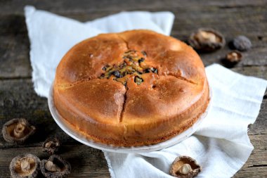 Aperatif kek tavuk, mantar, patlıcan, soğan ve Provence otlar eski bir ahşap zemin üzerinde. Rustik tarzı.