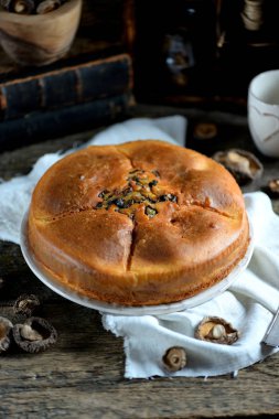 Aperatif kek tavuk, mantar, patlıcan, soğan ve Provence otlar eski bir ahşap zemin üzerinde. Rustik tarzı.