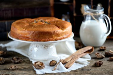 Aperatif kek tavuk, mantar, patlıcan, soğan ve Provence otlar eski bir ahşap zemin üzerinde. Rustik tarzı.