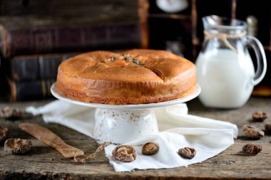 Aperatif kek tavuk, mantar, patlıcan, soğan ve Provence otlar eski bir ahşap zemin üzerinde. Rustik tarzı.