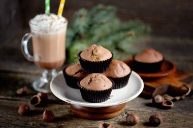 Lezzetli ev yapımı çikolatalı kek kakao ve eski bir ahşap zemin üzerine kuru üzüm ile.