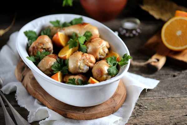 Eski bir ahşap zemin üzerinde turuncu bagetle pişmiş. Rustik tarzı.