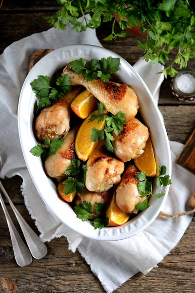 Eski bir ahşap zemin üzerinde turuncu bagetle pişmiş. Rustik tarzı.