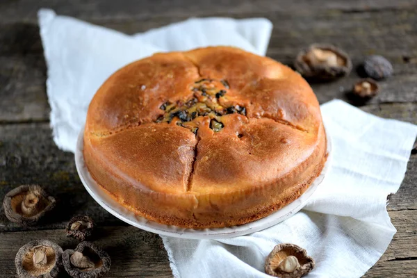 Aperatif kek tavuk, mantar, patlıcan, soğan ve Provence otlar eski bir ahşap zemin üzerinde. Rustik tarzı.