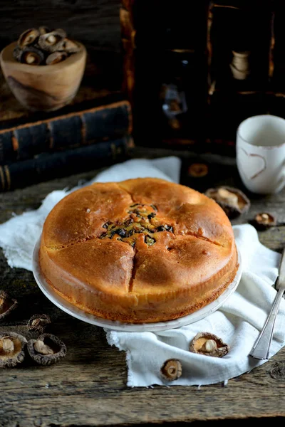 Aperatif kek tavuk, mantar, patlıcan, soğan ve Provence otlar eski bir ahşap zemin üzerinde. Rustik tarzı.