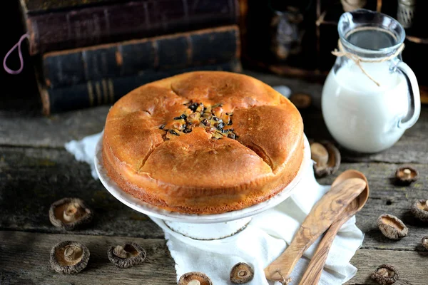 Aperatif kek tavuk, mantar, patlıcan, soğan ve Provence otlar eski bir ahşap zemin üzerinde. Rustik tarzı.
