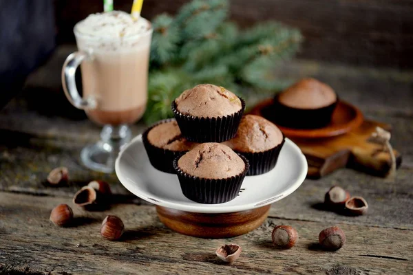 Deliciosas Magdalenas Chocolate Caseras Con Cacao Pasas Sobre Fondo Madera — Foto de Stock