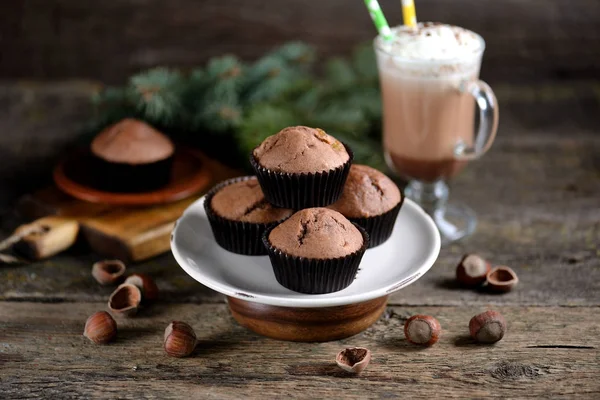 Νόστιμα Σπιτικά Muffins Σοκολάτας Κακάο Και Σταφίδες Ένα Παλιό Ξύλινο — Φωτογραφία Αρχείου
