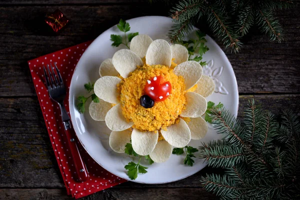 Праздничный Салат Цветок Вареными Яйцами Чипсами — стоковое фото