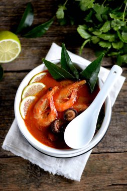 Mantar, karides, kireç ve Salantro ile Tom Yam Tay çorba.