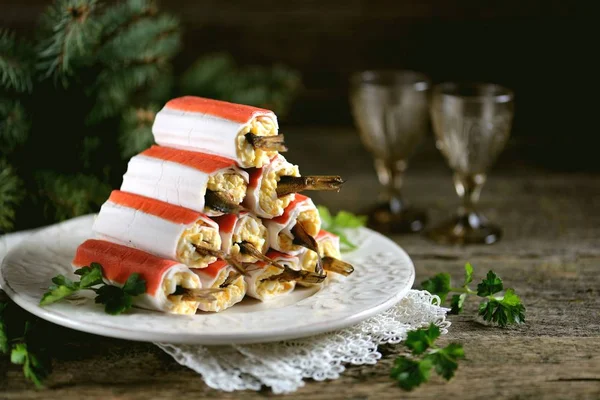 Palitos Cangrejo Rellenos Queso Derretido Huevos Cocidos Espadines Con Salsa —  Fotos de Stock