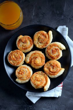 Puf böreği rulo pişmiş peynir ve ketçap ile.