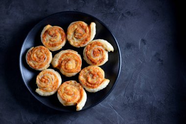 Puf böreği rulo pişmiş peynir ve ketçap ile.