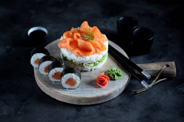 Suşi pasta hafifçe tuzlanmış somon, nori ve avokado.