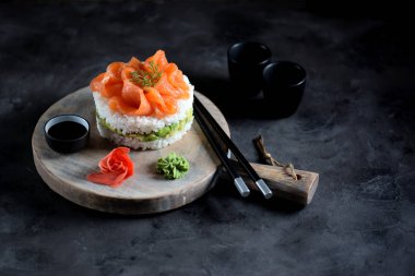 Suşi pasta hafifçe tuzlanmış somon, nori ve avokado.