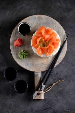 Suşi pasta hafifçe tuzlanmış somon, nori ve avokado.