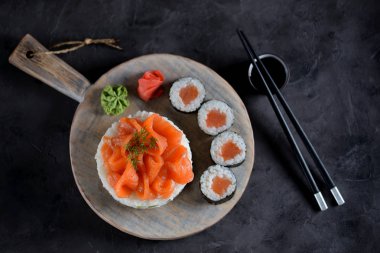 Suşi pasta hafifçe tuzlanmış somon, nori ve avokado.