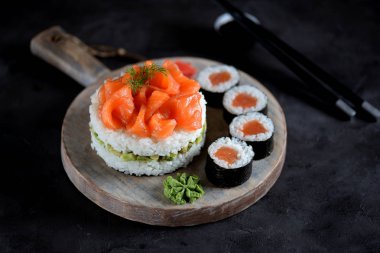 Suşi pasta hafifçe tuzlanmış somon, nori ve avokado.