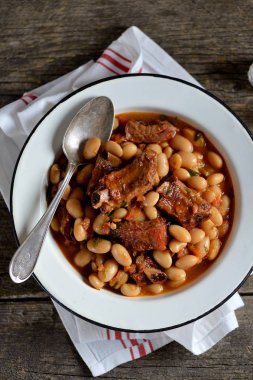 Beyaz fasulye füme kaburga, soğan, havuç, sarımsak, kırmızı biber, domates ve maydanoz ile Komposto.