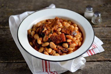 Beyaz fasulye füme kaburga, soğan, havuç, sarımsak, kırmızı biber, domates ve maydanoz ile Komposto.