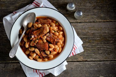 Beyaz fasulye füme kaburga, soğan, havuç, sarımsak, kırmızı biber, domates ve maydanoz ile Komposto.