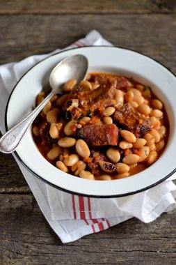 Beyaz fasulye füme kaburga, soğan, havuç, sarımsak, kırmızı biber, domates ve maydanoz ile Komposto.