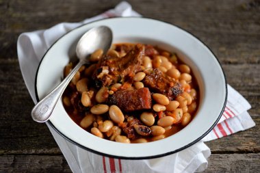 Beyaz fasulye füme kaburga, soğan, havuç, sarımsak, kırmızı biber, domates ve maydanoz ile Komposto.