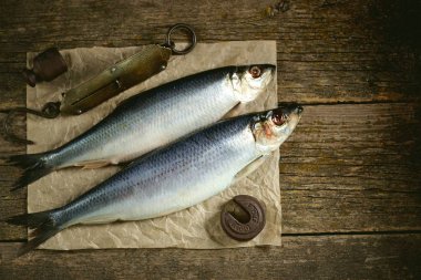 Eski ahşap arka plan antika el ağırlıkları ile ringa balığı balık tuzlu. Rustik tarzı.