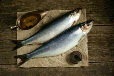 Eski ahşap arka plan antika el ağırlıkları ile ringa balığı balık tuzlu. Rustik tarzı.