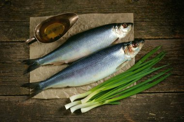 Eski ahşap arka plan antika el ağırlıkları ile ringa balığı balık tuzlu. Rustik tarzı.