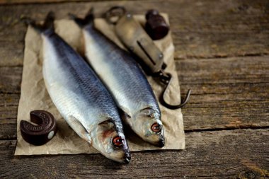 Eski ahşap arka plan antika el ağırlıkları ile ringa balığı balık tuzlu. Rustik tarzı.