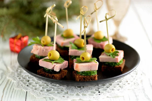 Canapé Con Pan Centeno Pastrami Pepino Aceitunas Snack Saludable —  Fotos de Stock