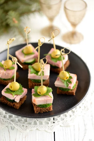 Canap çavdar ekmeği, pastırma, salatalık ve zeytin. Sağlıklı snack.