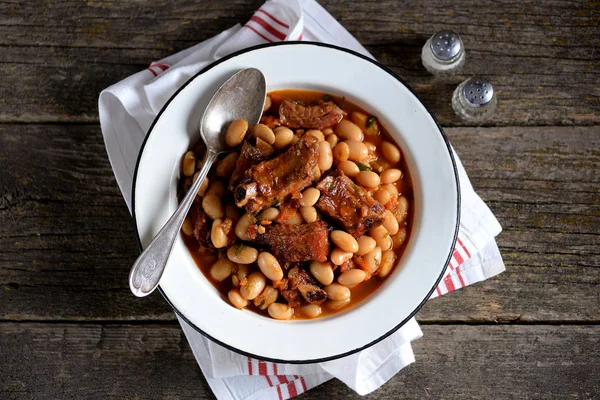 Beyaz fasulye füme kaburga, soğan, havuç, sarımsak, kırmızı biber, domates ve maydanoz ile Komposto.