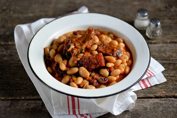 Beyaz fasulye füme kaburga, soğan, havuç, sarımsak, kırmızı biber, domates ve maydanoz ile Komposto.