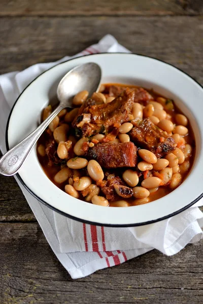 Beyaz fasulye füme kaburga, soğan, havuç, sarımsak, kırmızı biber, domates ve maydanoz ile Komposto.
