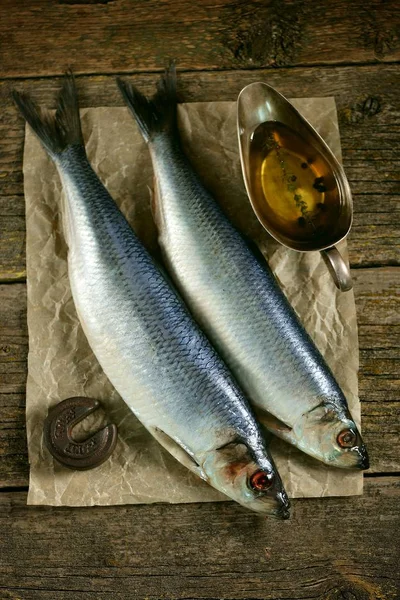 Eski ahşap arka plan antika el ağırlıkları ile ringa balığı balık tuzlu. Rustik tarzı.