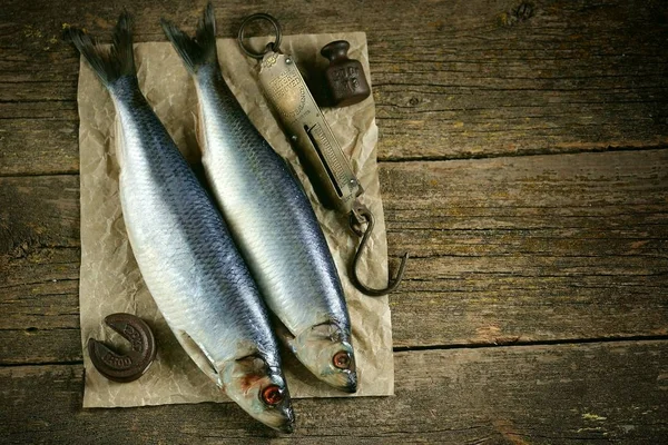 Eski ahşap arka plan antika el ağırlıkları ile ringa balığı balık tuzlu. Rustik tarzı.