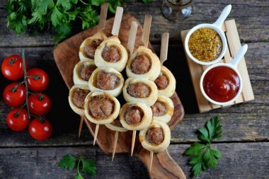 Puf böreği fırında köfte.