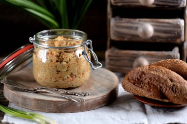 Makarna hafifçe ringa balığı, haşlanmış havuç, yumurta ve tereyağı tuzlu. Yahudi mutfağı, forshmak.