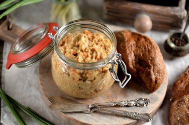 Makarna hafifçe ringa balığı, haşlanmış havuç, yumurta ve tereyağı tuzlu. Yahudi mutfağı, forshmak.