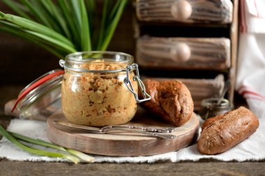 Makarna hafifçe ringa balığı, haşlanmış havuç, yumurta ve tereyağı tuzlu. Yahudi mutfağı, forshmak.