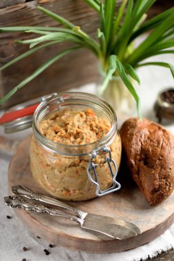 Makarna hafifçe ringa balığı, haşlanmış havuç, yumurta ve tereyağı tuzlu. Yahudi mutfağı, forshmak.
