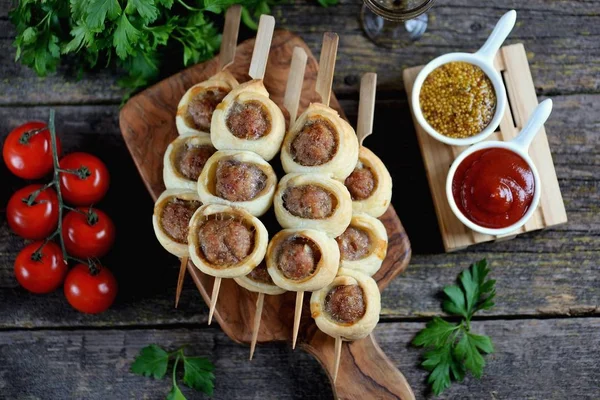 Puf böreği fırında köfte.