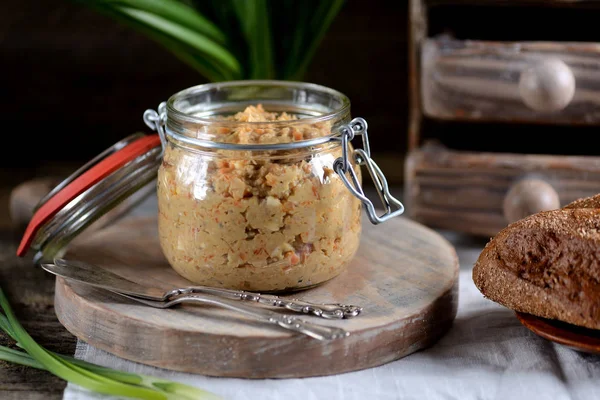 Makarna hafifçe ringa balığı, haşlanmış havuç, yumurta ve tereyağı tuzlu. Yahudi mutfağı, forshmak.