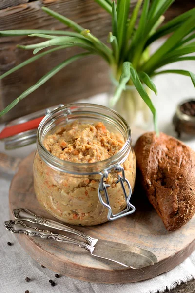 Makarna hafifçe ringa balığı, haşlanmış havuç, yumurta ve tereyağı tuzlu. Yahudi mutfağı, forshmak.