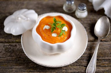 Kabak püresi biber ve maydanoz ile. Sağlıklı beslenme.