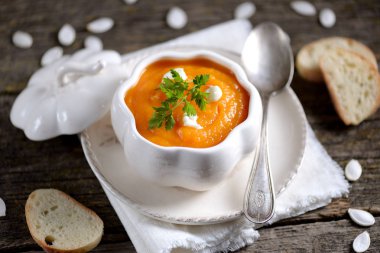 Kabak püresi biber ve maydanoz ile. Sağlıklı beslenme.