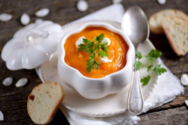 Kabak püresi biber ve maydanoz ile. Sağlıklı beslenme.